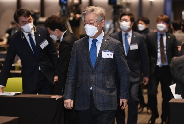 25일 오전 경기도 수원시 영통구 수원컨벤션센터에서 열린 '경기도 기본주택 컨퍼런스'에 이재명 경기도지사가 참석하고 있다. 2021.2.25 사진=연합뉴스