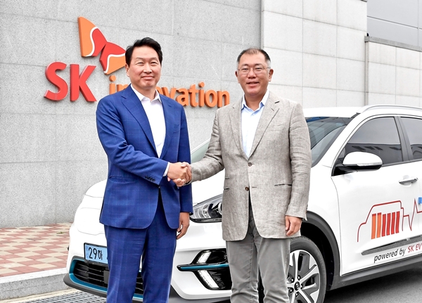 정의선(오른쪽) 현대차그룹 회장과 최태원 SK 회장. 사진=현대차 제공