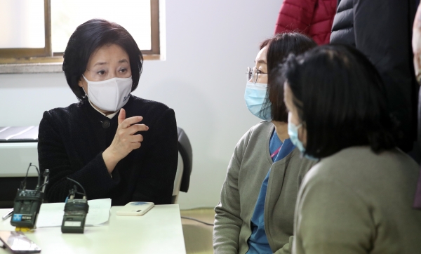 더불어민주당 박영선 서울시장 후보가 2일 오전 서울 중구 을지로 국립중앙의료원을 방문해 코로나19 백신 접종을 마친 병원 간호사, 필수노동자들과 이야기를 나누고 있다. 사진=연합뉴스
