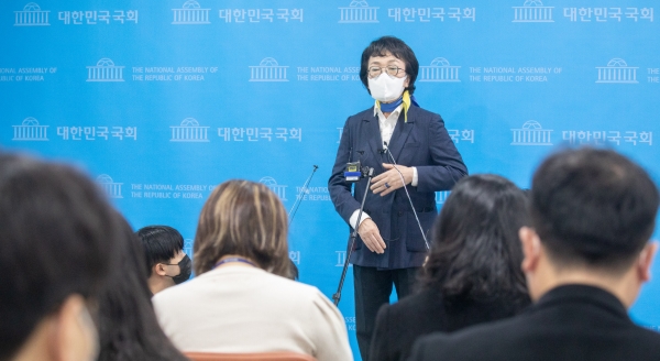 열린민주당 김진애 서울시장 후보가 2일 오전 서울 여의도 국회 소통관에서 서울시장 후보 단일화 관련 기자회견을 마친 뒤 취재진의 질문에 답변하고 있다. 김 후보는 "더불어민주당과 열린민주당이 함께 승리하는 단일화를 성사시키기 위해 국회의원직을 사퇴한다"고 밝혔다. 2021.3.2 사진=연합뉴스