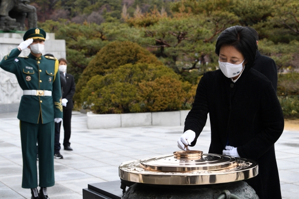 더불어민주당 박영선 서울시장 후보가 2일 오전 서울 동작구 국립서울현충원을 찾아 참배하고 있다. 2021.3.2 사진=연합뉴스