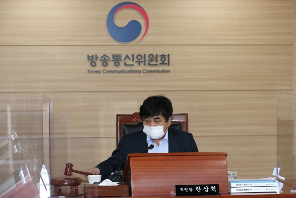 한상혁 방송통신위원장이 30일 매일방송(MBN) 업무정지 처분과 관련해 열린 전체회의를 주재하고 있는 모습. 사진=방송통신위원회 제공