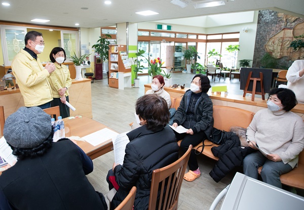 장세용 구미시장은 백신 접종을 시작한 선산보건소에 방문하여 시민들을 만나고 있다.