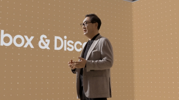 삼성전자가 2일(미국 현지시간) 온라인으로 진행한 'Unbox & Discover' 행사에서 삼성전자 영상디스플레이사업부장 한종희 사장이 환영사를 하고 있다. 사진=삼성전자 제공