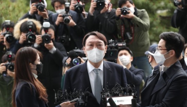 윤석열 검찰총장이 4일 오후 서울 서초구 대검찰청에서 사퇴 의사를 밝히고 있다. 사진=연합뉴스