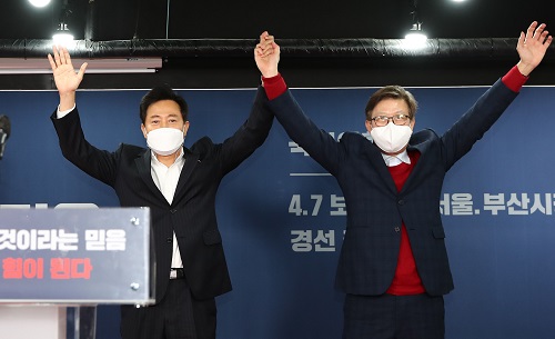 국민의힘 서울시장 후보로 선출된 오세훈 전 서울시장(왼쪽)과 부산시장 후보로 선출된 박형준 전 의원이 4일 오전 서울 여의도 국민의힘 중앙당사에서 열린 4.7 보궐선거 서울·부산시장 후보 경선 결과 발표회에서 인사하고 있다. 사진=연합뉴스