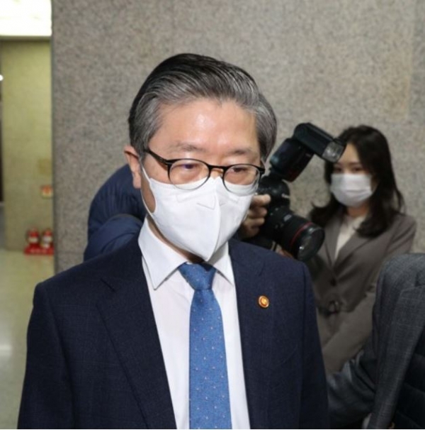 변창흠 국토교통부 장관이 한국토지주택공사(LH) 직원들의 광명·시흥 신도시 땅 투기 의혹과 관련 더불어민주당 이낙연 대표와 면담을 위해 5일 오전 서울 여의도 국회 더불어민주당 당대표 회의실로 향하고 있다. 사진=연합뉴스