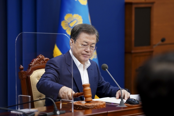 문재인 대통령이 지난 2일 오전 청와대에서 제9회 국무회의를 주재하고 있다. 사진=연합뉴스