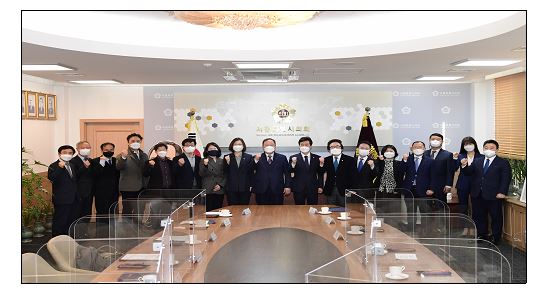 서울시의회는 5일 민간위원 7명과 시의원 3명 등 총 10명으로 구성된 ‘2020회계연도 서울시 결산검사위원’에게 위촉장을 수여했다. 사진=서울시의회 제공