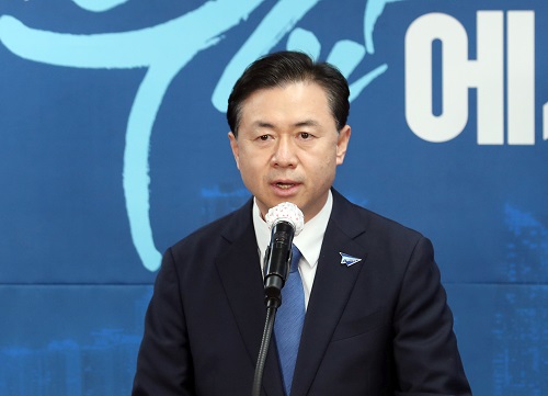 6일 오후 부산 연제구에 있는 더불어민주당 부산시당에서 열린 부산시장 경선후보자 경선 결과 발표대회에서 부산시장 후보로 선출된 김영춘 후보가 수락 연설을 하고 있다. 사진=연합뉴스