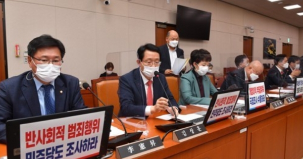 국민의힘 소속 국회 국토교통위원회 의원들이 5일 국회 국토교통위 회의실에서 변창흠 국토교통부 장관과 장충모 한국토지주택공사(LH) 사장 직무대행의 국토교통위 출석을 요구하고 있다. 이날 진선미 국토교통위원장을 비롯한 여당 의원들은 불참했다. 사진=연합뉴스