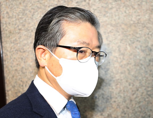 변창흠 국토교통부 장관이 한국토지주택공사(LH) 직원들의 광명·시흥 신도시 땅 투기 의혹과 관련 5일 서울 여의도 국회에서 더불어민주당 이낙연 대표, 진선미 국토교통위원회 위원장 등과 면담을 마친 뒤 회의실을 나서고 있다. 사진=연합뉴스