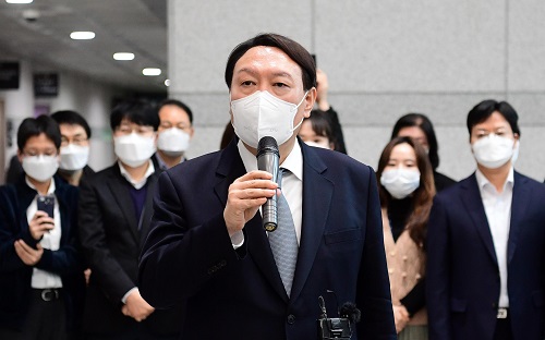 윤석열 검찰총장이 4일 오후 서울 서초구 대검찰청에서 사퇴한 뒤 검찰 청사를 떠나며 인사말을 하고 있다. 사진=연합뉴스