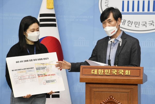 하태경 국민의힘 의원이 8일 국회 소통관에서 서울시 부동산 정책관련 기자회견을 하며 '서울주택도시공사 공급세대 현황' 에 따르면 오세훈 시장 재임 5년간 공급한 분양아파트는 총 2만2천호인 반면 박원순 시장 9년 동안 1만6천호에 불과한 것으로 파악되었다고 밝히고 있다. 사진=연합뉴스