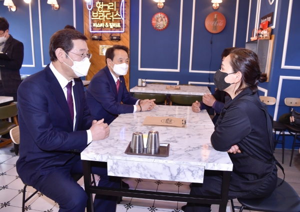 조선대 장미의 거리 상인을 찾아 격려중인 이용섭 광주광역시장(사진제공=광주광역시)
