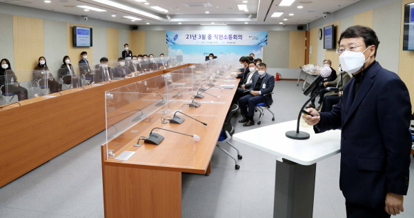 8일 용인시 직원 소통회의에서 반도__학교 융합전자공학부 교수가 특강을 하고 있다
