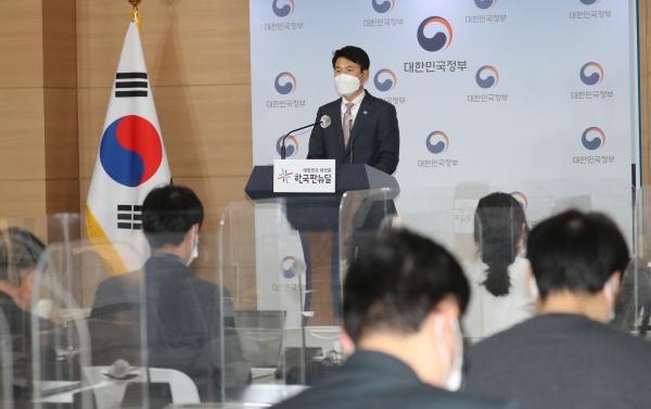 최창원 국무조정실 국무1차장이 8일 오후 정부서울청사에서 한국토지주택공사(LH) 직원들의 3기 신도시 투기 의혹과 관련해 정부합동특별수사본부(특수본) 설치와 수사 관련 브리핑을 하고 있다. 2021.3.8 사진=연합뉴스