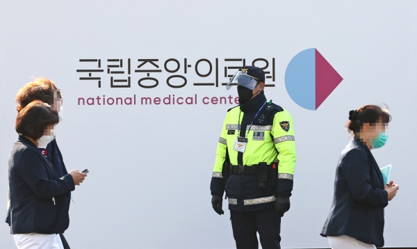 화이자 코로나19 백신 1차 접종을 받은 국립중앙의료원 간호사 2명이 코로나19 양성 판정을 받은 가운데 8일 서울 중구 국립중앙의료원 코로나19 백신 중앙접종센터로 의료 관계자들이 들어서고 있다. 사진=연합뉴스