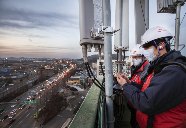 SK텔레콤 직원들이 5G 기지국을 점검하고 있는 모습. 사진=SK텔레콤 제공