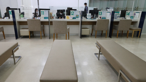 코로나19 시대 이후 비대면 금융이 확산된 가운데 시중은행들이 디지털 혁신에 사활을 걸고 있다. 사진은 방문 고객 없이 한산한 모습의 한 시중은행 창구. 사진=연합뉴스