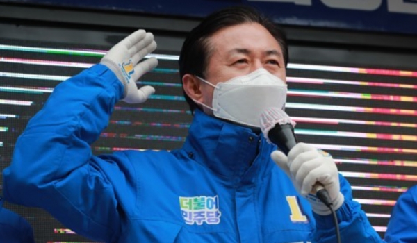 더불어민주당 김영춘 부산시장 후보가 6일 오전 부산진구 송상현 광장 일대에서 열린 승리의 길 출정식에서 지지를 호소하고 있다. 사진=연합뉴스