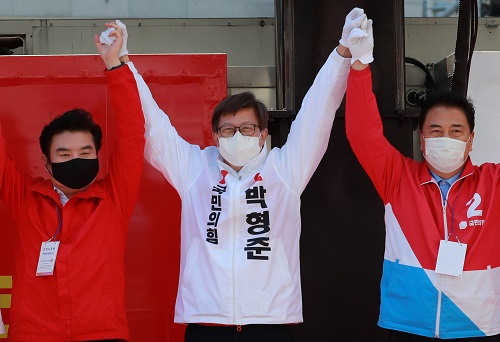 박형준 부산시장 후보가 5일 오후 부산 수영구 현대아파트 앞에서 열린 유세에서 지지를 호소하고 있다. 사진=연합뉴스