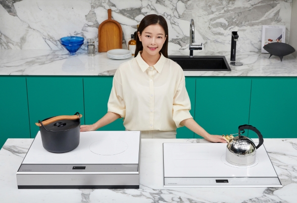 삼성전자 모델이 비스포크 인덕션 신제품을 소개하고 있다. 사진=삼성전자