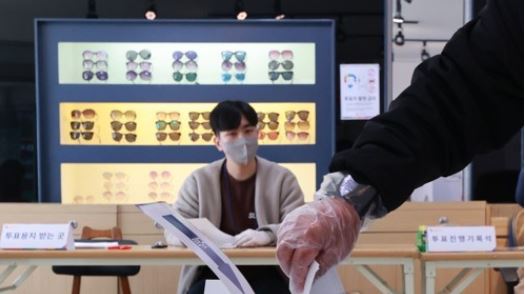 4·7 재보궐 선거일인 7일 오전 서울 광진구 한 안경점에 마련된 투표소에서 유권자들이 투표하고 있다. 사진=연합뉴스