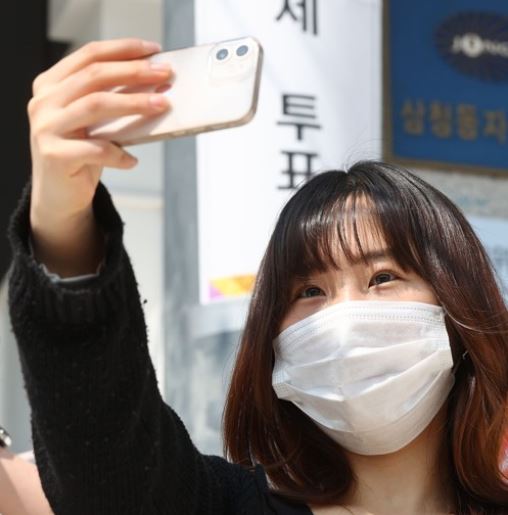 4.7 재보궐선거일인 7일 서울 종로구 삼청동주민센터에 마련된 투표소에서 한 시민이 투표를 마친 뒤 기념촬영을 하고 있다. 사진=연합뉴스