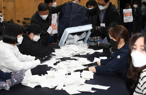 4·7 재보궐 선거 투표일인 7일 오후 서울 종로구 경기상고에 마련된 개표소에서 개표사무원들이 투표용지를 분류하고 있다. 사진=연합뉴스