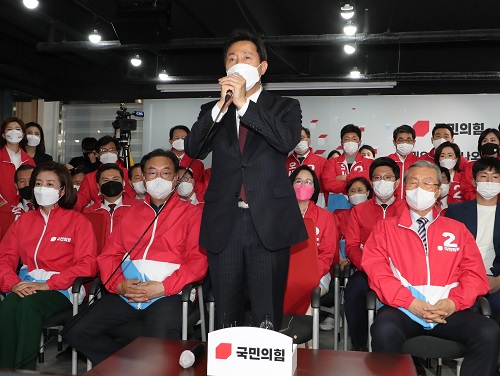 국민의힘 오세훈 서울시장 후보가 7일 서울 여의도 국민의힘 중앙당사 개표상황실에서 방송3사(KBS,MBC,SBS) 공동 출구 조사 결과발표에서 더불어민주당 박영선 서울시장 후보를 앞서는 걸로 예측된 뒤 소감을 말하고 있다. 사진=연합뉴스