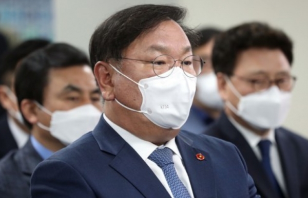 더불어민주당 김태년 당대표 직무대행이 7일 서울 여의도 중앙당사 개표상황실에서 방송3사(KBS,MBC,SBS) 공동 출구 조사 결과를 지켜보고 있다. 사진=연합뉴스