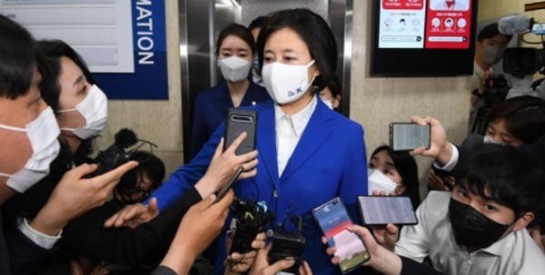 방송3사 출구조사에서 참패한 것으로 예측된 더불어민주당 박영선 서울시장 후보가 7일 밤 서울 여의도 더불어민주당사에서 취재진에게 입장을 밝히고 있다. 사진=연합뉴스