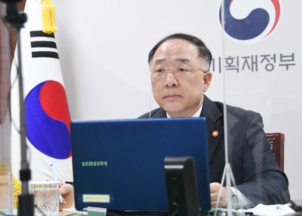 홍남기 부총리 겸 기획재정부 장관이 7일 서울 종로구 정부서울청사에서 화상으로 열린 'G20 재무장관.중앙은행총재회의'에 참석하고 있다. 사진=연합뉴스