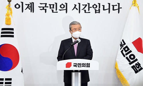 국민의힘 김종인 비상대책위원장이 8일 오전 국회에서 기자회견을 갖고 퇴임 소감을 밝히고 있다. 사진=연합뉴스
