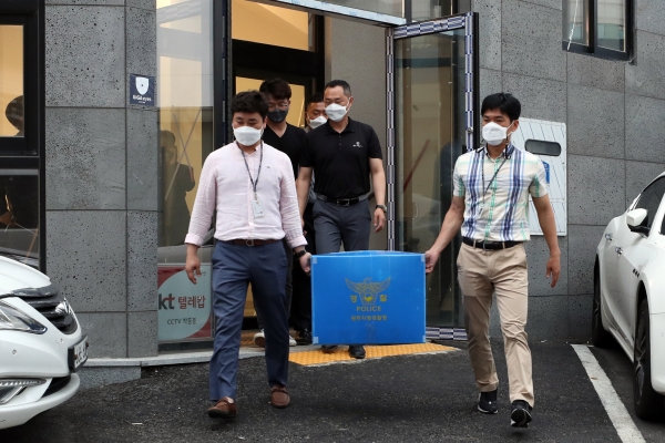 사상자 17명이 발생한 철거건물 붕괴사고와 관련해 경찰이 지난 10일 오후 광주 동구 학동 4구역 재개발사업 시행사인 현대산업개발의 현장사무소에서 압수품을 챙겨 나오고 있다. 전날 해당 재개발 구역에서 발생한 사고로 매몰된 시내버스 안에 갇힌 17명 가운데 9명이 숨지고 8명은 중상을 입었다. 사진=연합뉴스