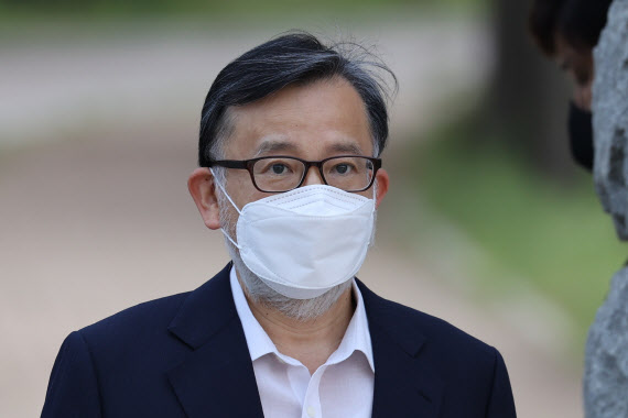 김학의 전 법무부 차관이 지난 10일 오후 경기도 의왕시 서울구치소에서 보석으로 석방되고 있다. 사진=연합뉴스 제공