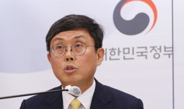 안도걸 기획재정부 2차관이 26일 오전 세종시 정부세종청사에서 코로나19 피해지원 3종 패키지 시행계획을 발표하고 있다. 사진=연합뉴스