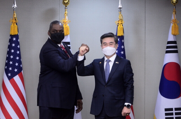 서욱 국방부 장관(오른쪽)과 로이드 오스틴 미국 국방부 장관. 사진=연합뉴스