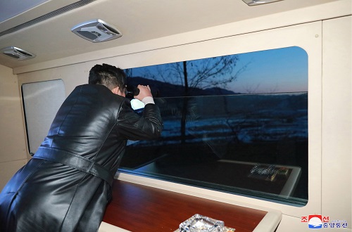 북한 국방과학원이 11일 극초음속미사일 시험발사를 김정은 국무위원장이 참관한 가운데 진행해 성공시켰다고 조선중앙통신이 12일 보도했다. 사진은 미사일시험발사를 참관하고 있는 김정은국무위원장. 사진=연합뉴스