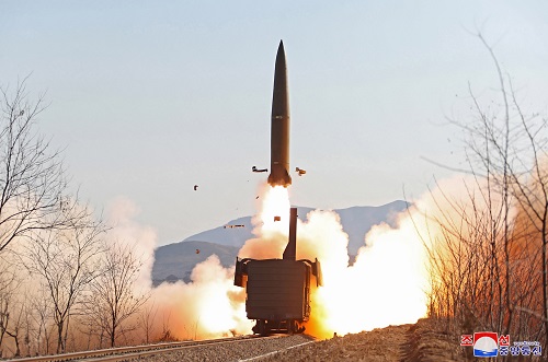 북한은 전날 철도기동 미사일연대가 검열사격훈련을 진행했다고 15일 밝혔다. 사진=연합뉴스