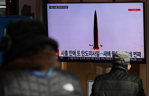 17일 서울역 대합실에서 시민들이 북한의 발사체 관련 뉴스를 시청하고 있다. 사진=연합뉴스