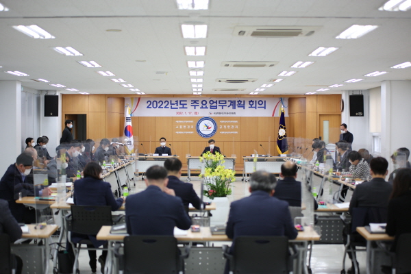 서울시선거관리위원회는 17일 오후 2시 25개 구선관위 사무국장 등이 참석한 가운데 회의를 열고 2022년 양대 선거의 빈틈없는 선거관리를 위한 종합관리대책을 논의했다. 사진=서울시선관위 제공