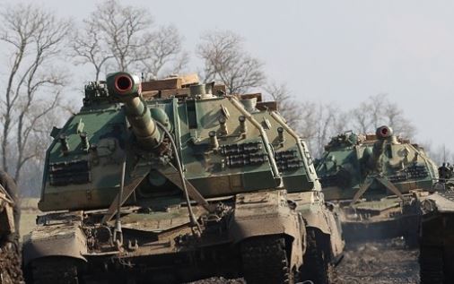 러시아와 우크라이나 간 군사 충돌 위기감이 고조되고 있는 가운데 21일(현지시간) 두 나라 국경을 접한 러시아 로스토프에서 기갑부대가 이동하고 있다. 타스=연합뉴스