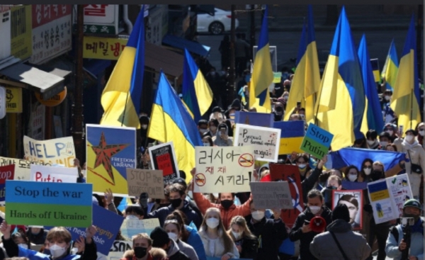 주한 우크라이나인들이 27일 러시아 규탄 시위를 벌이고 있다. 사진=연합뉴스