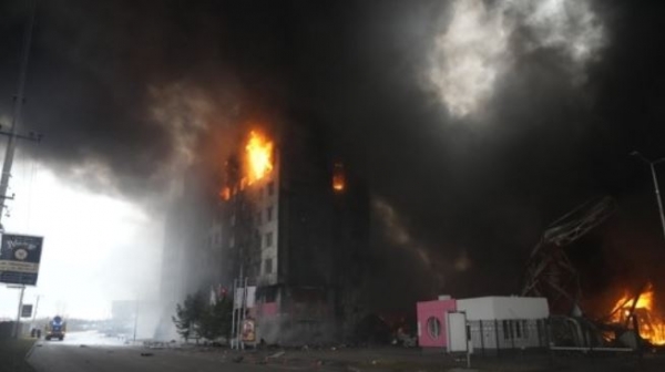 3일(현지시간) 우크라이나 수도 키이우(키예프)의 한 건물의 러시아군의 포격으로 불타고 있다.  AP=연합뉴스