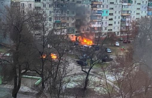 지난 3일(현지시간) 우크라이나 동남부 마리우폴 시내 한 아파트 단지가 러시아군의 무차별 폭격을 당해 불길이 치솟고 있다. 로이터=연합뉴스