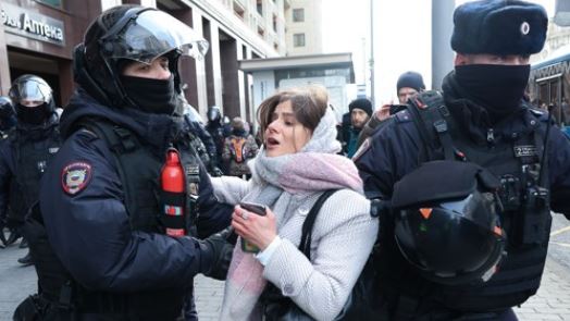 지난 6일(현지시간) 모스크바에서 반전 시위를 벌이던 한 여성이 당국에 연행되고 있다. 사진=타스 통신