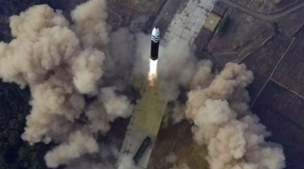 북한이 전날 김정은 국무위원장의 지도 아래 신형 대륙간탄도미사일(ICBM) '화성-17형' 시험발사를 단행했다고 25일 조선중앙통신이 보도했다. 사진=조선중앙통신