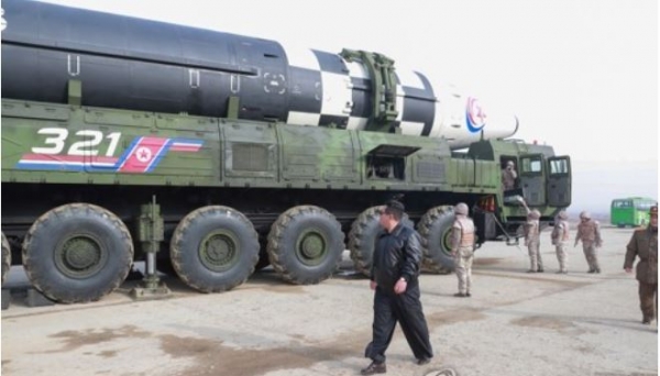 북한이 전날 김정은 국무위원장의 지도 아래 신형 대륙간탄도미사일(ICBM) '화성-17형' 시험발사를 단행했다고 25일 조선중앙통신이 보도했다. 사진=조선중앙통신